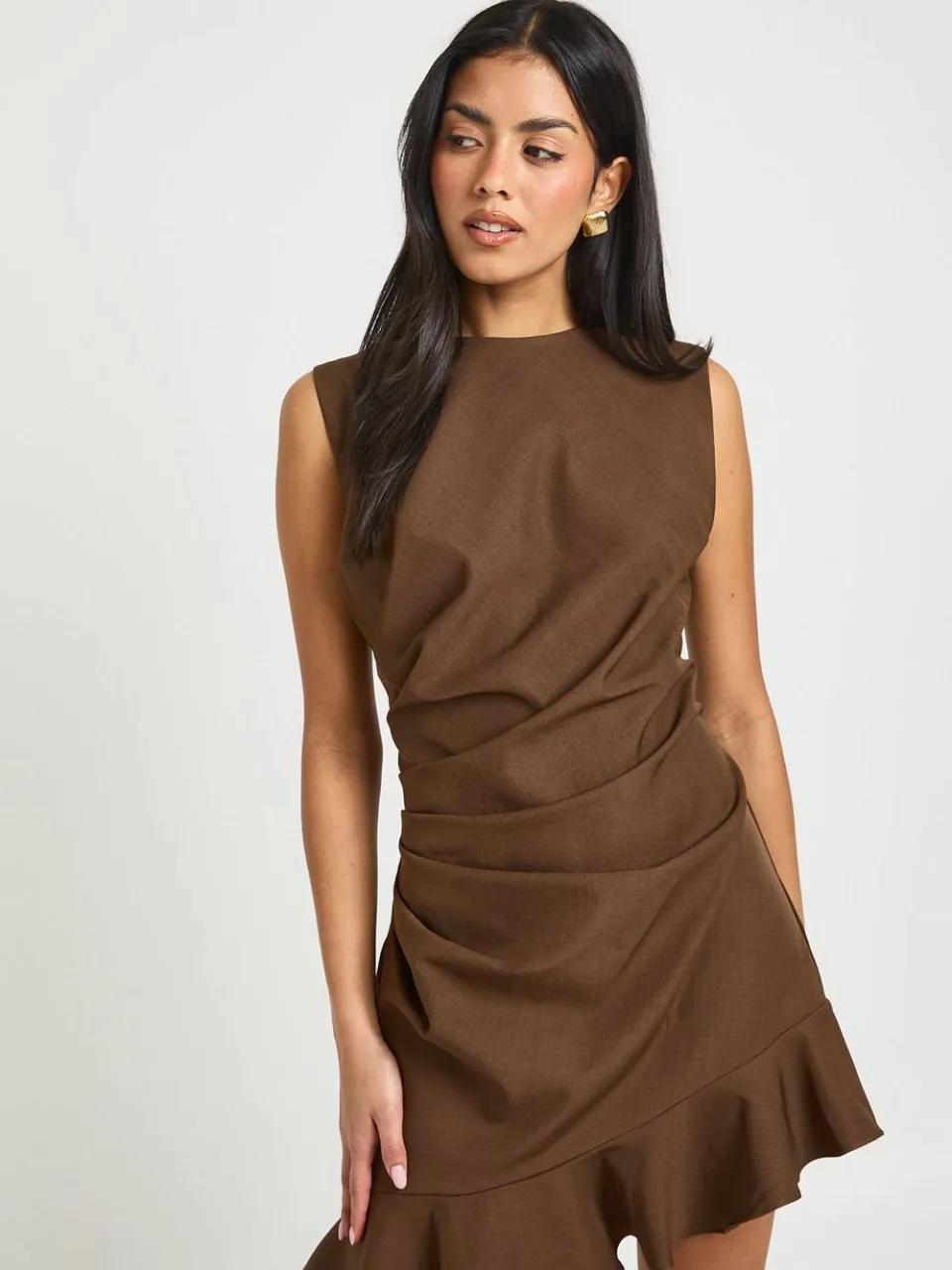 boohoo Dames Geplooid Mini Jurkje met Ruffle Zoom Zonder Mouwen taupe, foto 2