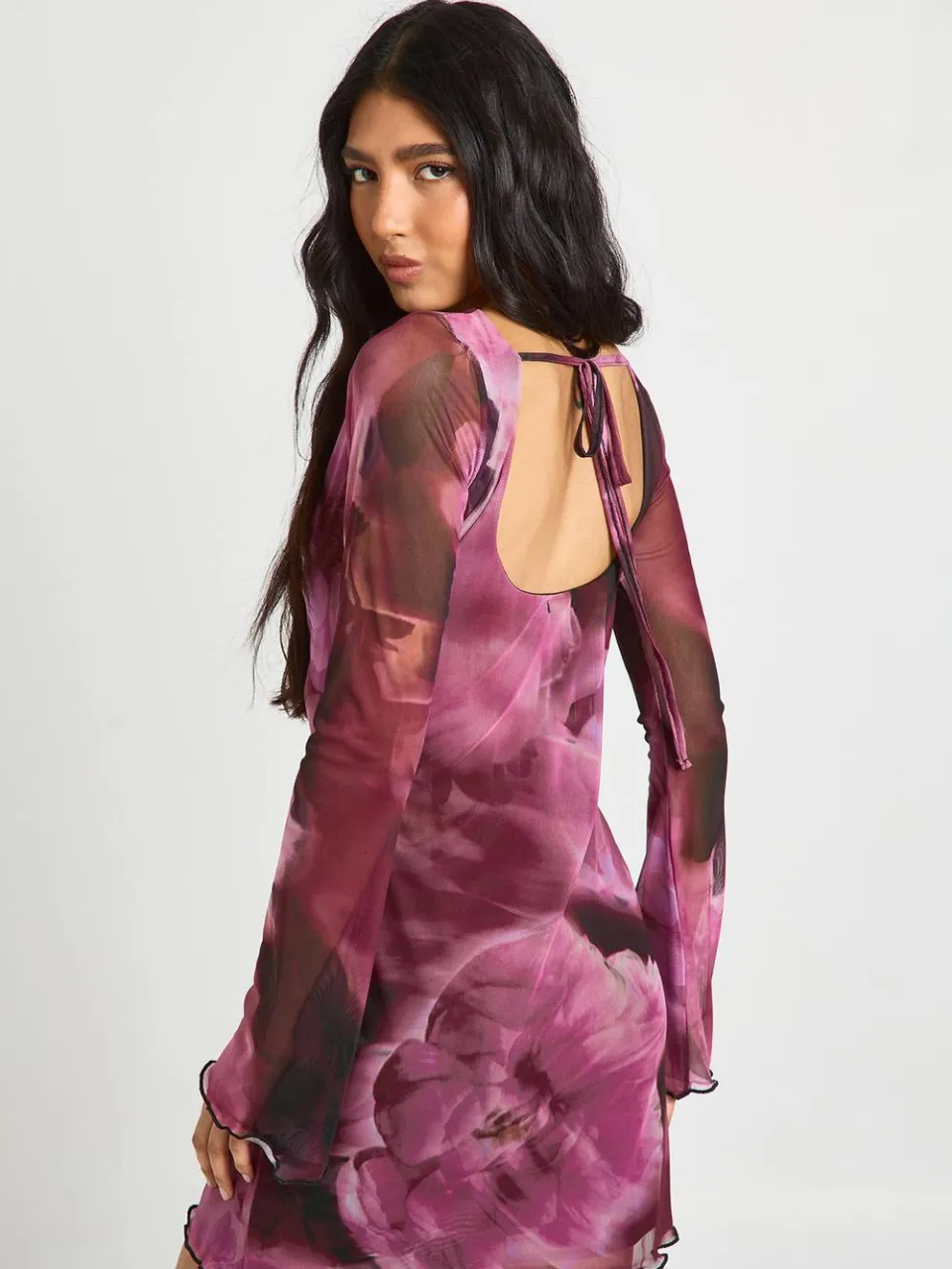 boohoo Dames Tall Grote Bloemenprint Mesh Wijduitlopende Mouw Mini Jurk bordeaux rood, foto 3