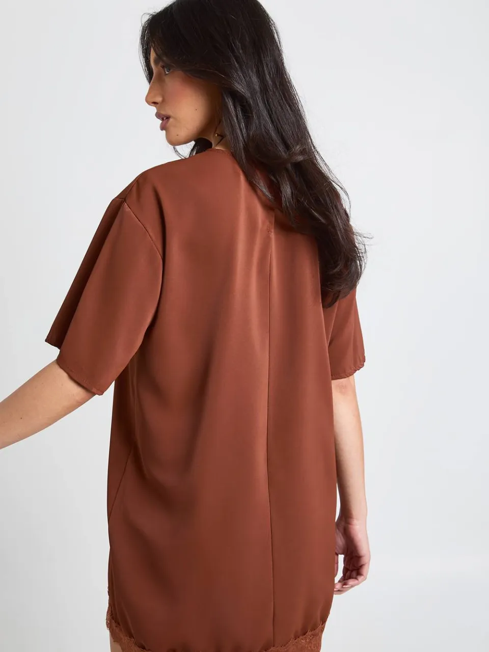 boohoo Dames Oversized Geweven T-shirt Jurk Met Kanten Zoom chocoladebruin, foto 2