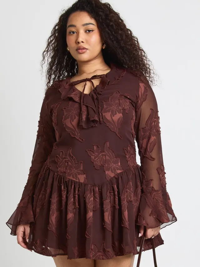 boohoo Dames Plus Bloemen Burnout Jurk met Asymmetrische Zoom Mini Chocoladebruin
