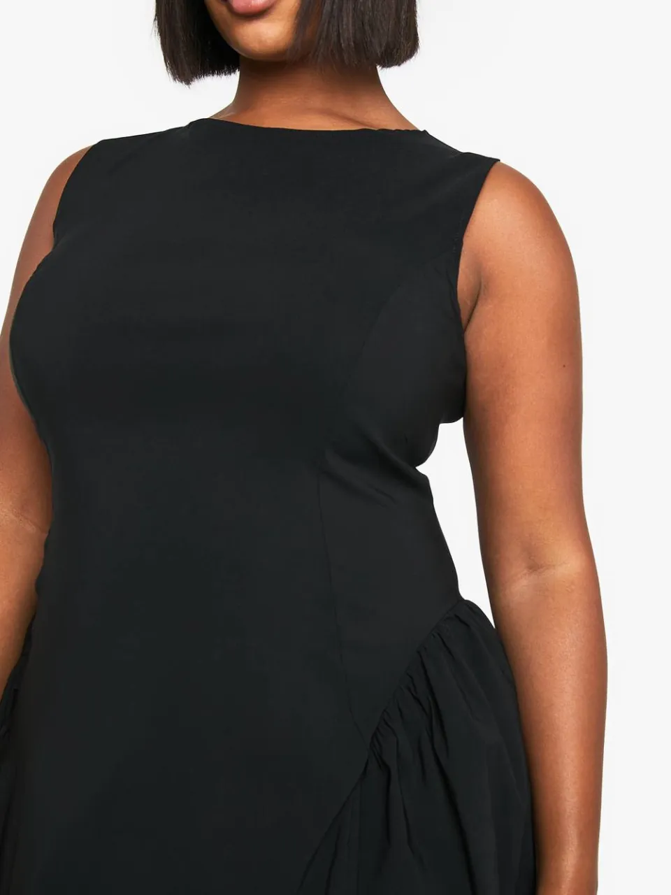 boohoo Dames Plus geraffelde zij-skaterjurk zwart, foto 4