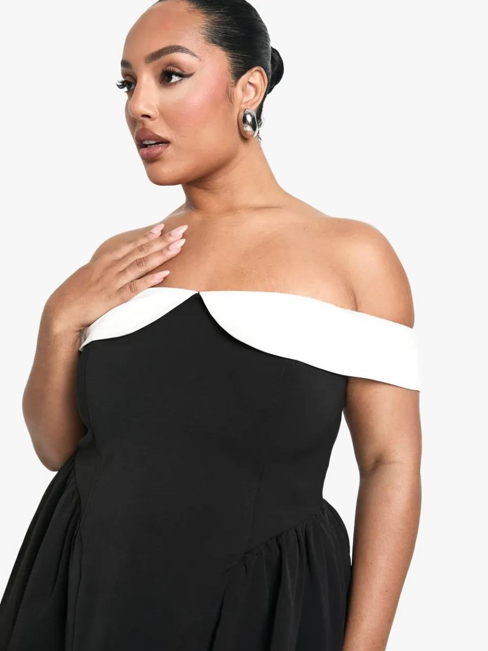 boohoo Dames Plus Contrast Off-shoulder geplooide skaterjurk zwart, foto 4
