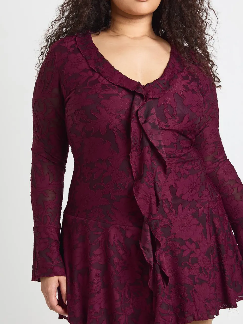 boohoo Dames Plus Burnout Bloemen Ruches Voorkant Mini Jurk bordeaux rood, foto 4