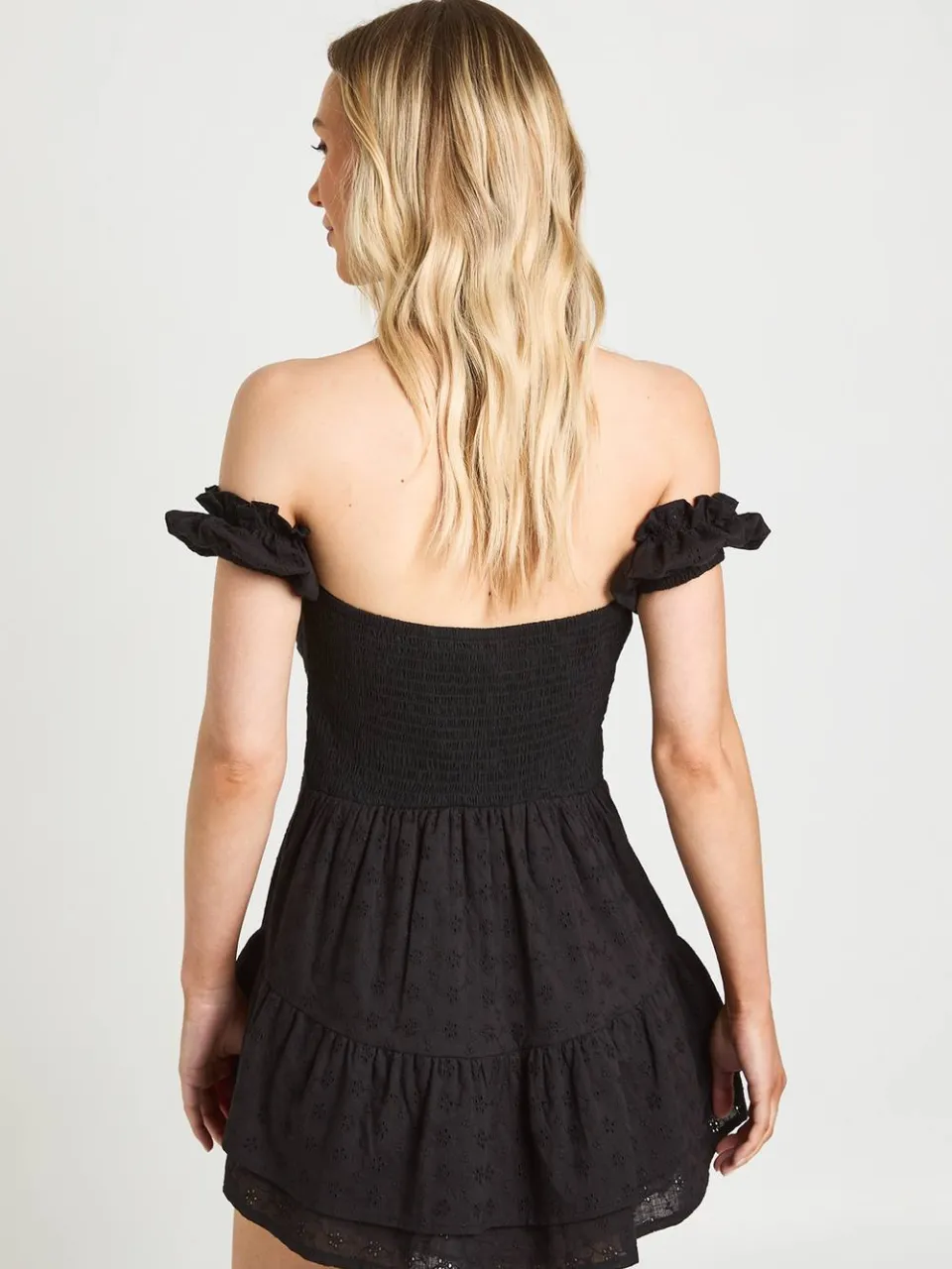boohoo Dames Petite Broderie Bardot Ruche Zoom Mini Jurk zwart, foto 3