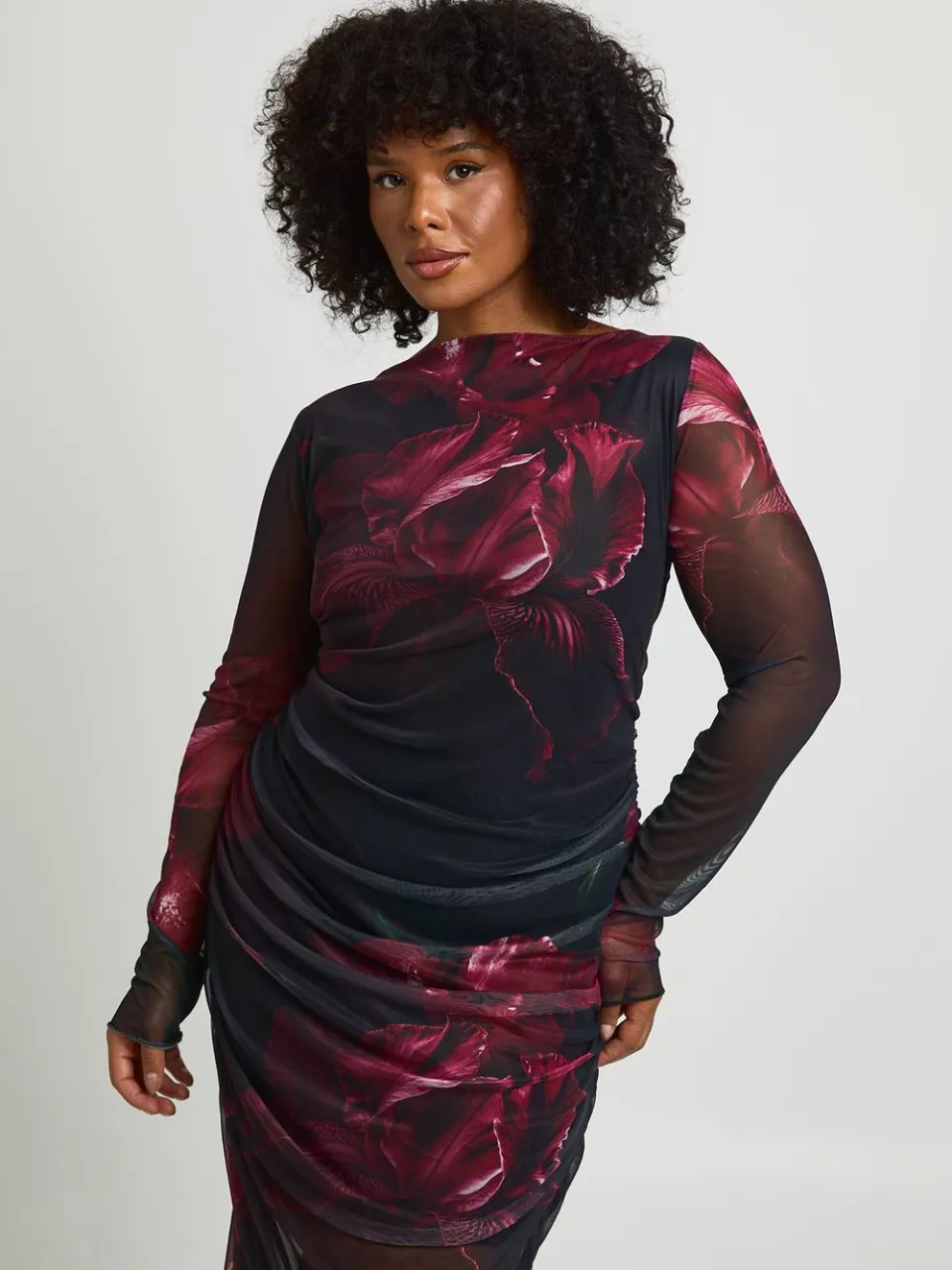 boohoo Dames Plus Vervaagde Bloemen Geplooid Mesh Maxi Jurk bordeaux rood, foto 2