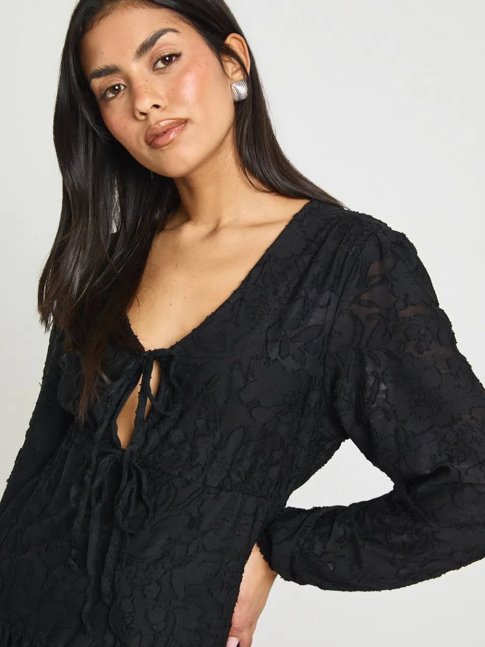 boohoo Dames Burnout Bloemen Strik Voorpand Smock Jurk zwart, foto 4