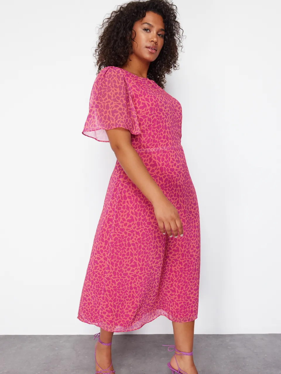 Trendyol Curve Dames Roze Dierenprint Midi Kort Casual A-lijn Grote maten Jurk, foto 2