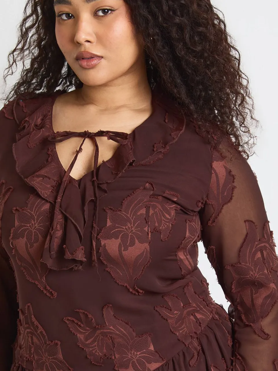 boohoo Dames Plus Bloemen Burnout Jurk met Asymmetrische Zoom Mini chocoladebruin, foto 4