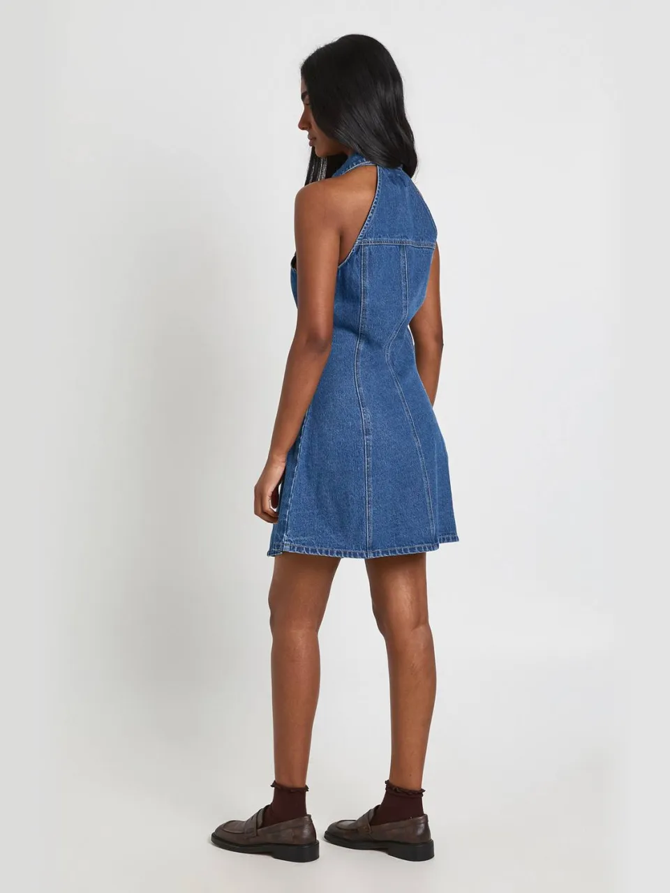boohoo Dames Halternek Denim Mini-jurk Met Getailleerde Taille En Knoopsluiting, foto 2