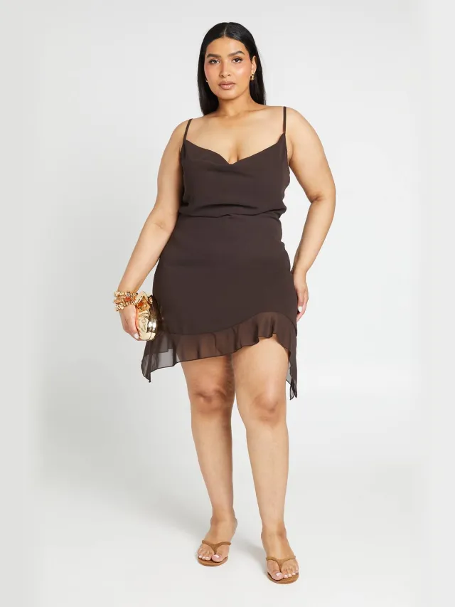 boohoo Dames Plus Mini-jurk Met Waterval Halslijn En Bandjes Chocoladebruin