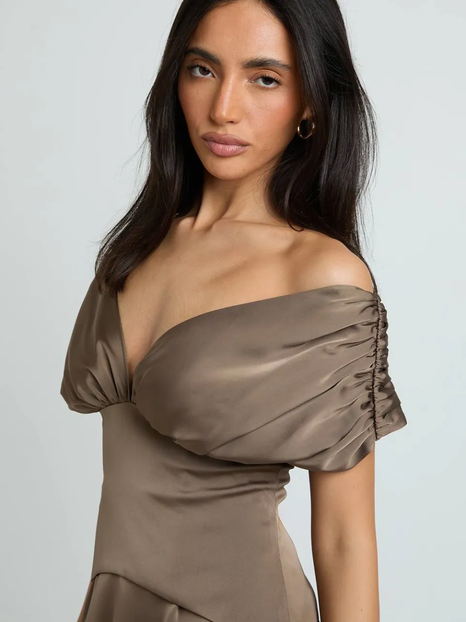 boohoo Dames Satijnen Bardot Mini Jurk Met Geplooid Detail mokka, foto 4