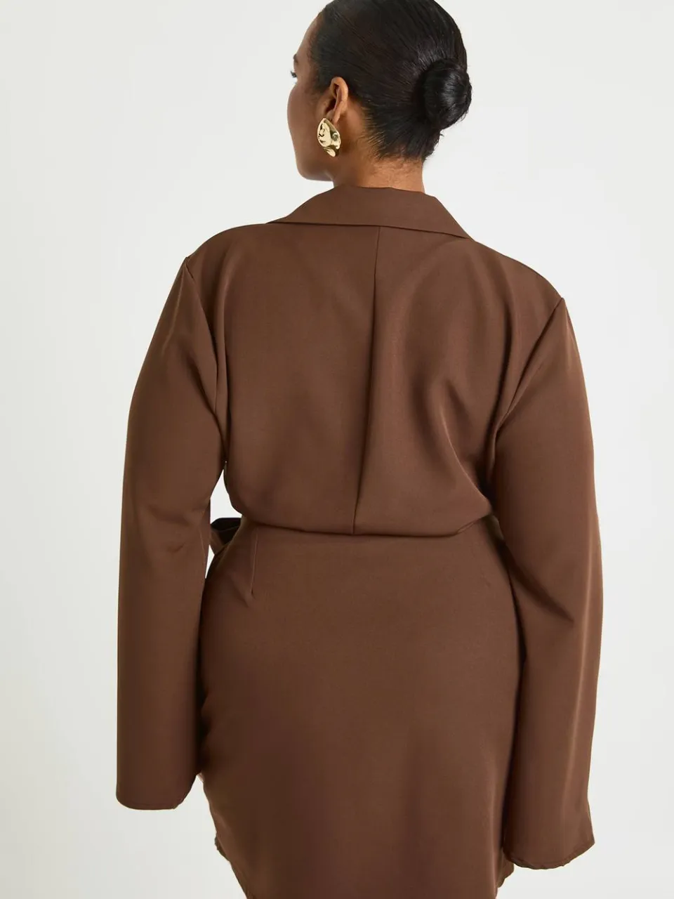 boohoo Dames Plus op maat gemaakte blazerjurk met bandgebonden taille chocoladebruin, foto 2