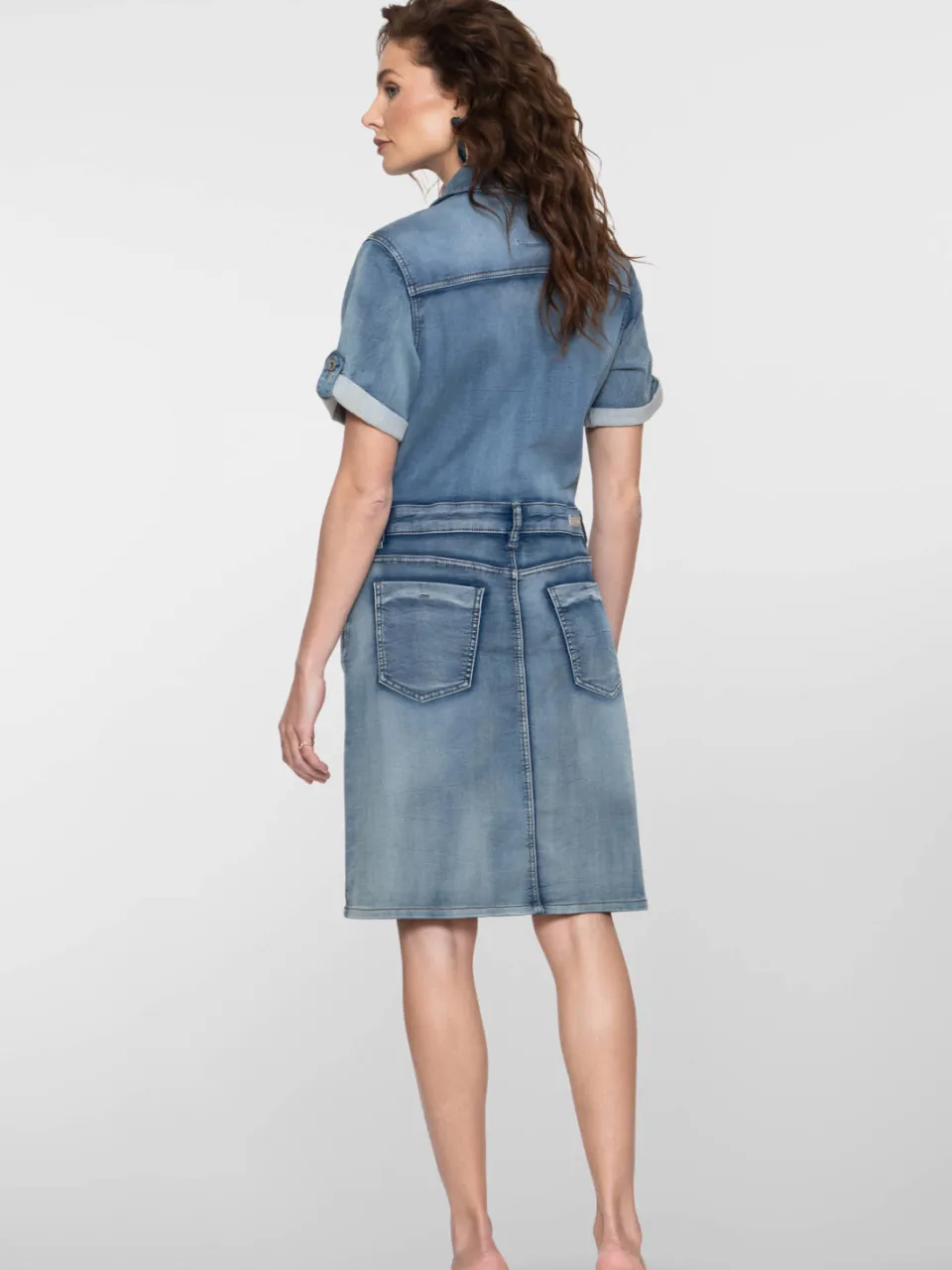 Geisha denim spijkerjurk met omslagdetail en riemlussen mediumblauw, foto 4