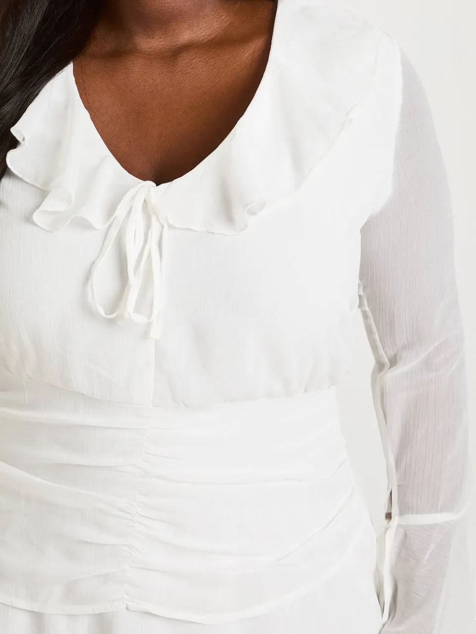 boohoo Dames Plus chiffon jurk met geraffelde taille in skaterstijl ivoor, foto 4