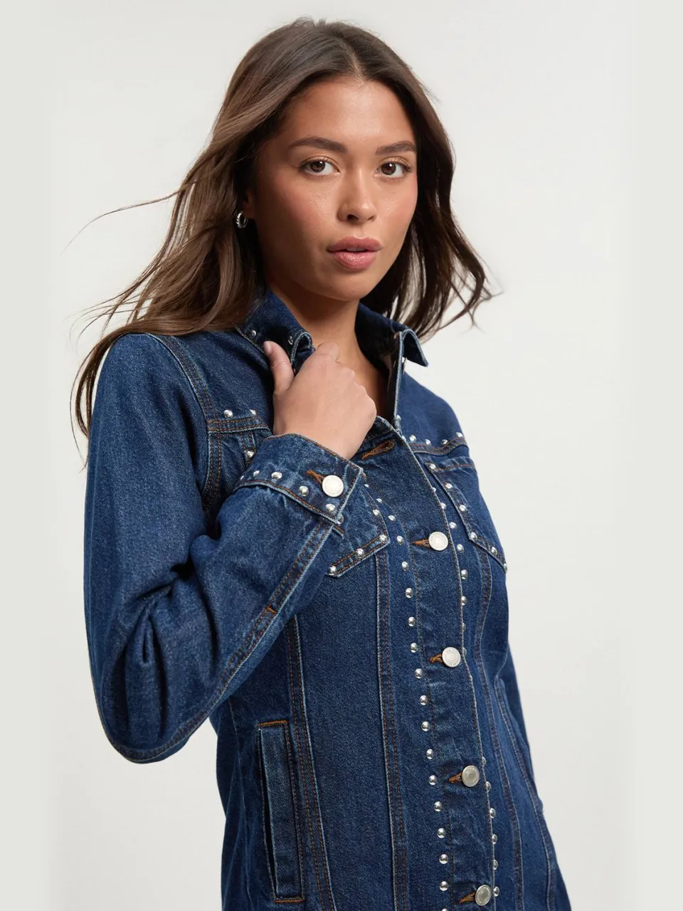 boohoo Dames Met studs versierde westerse denim minijurk, foto 2