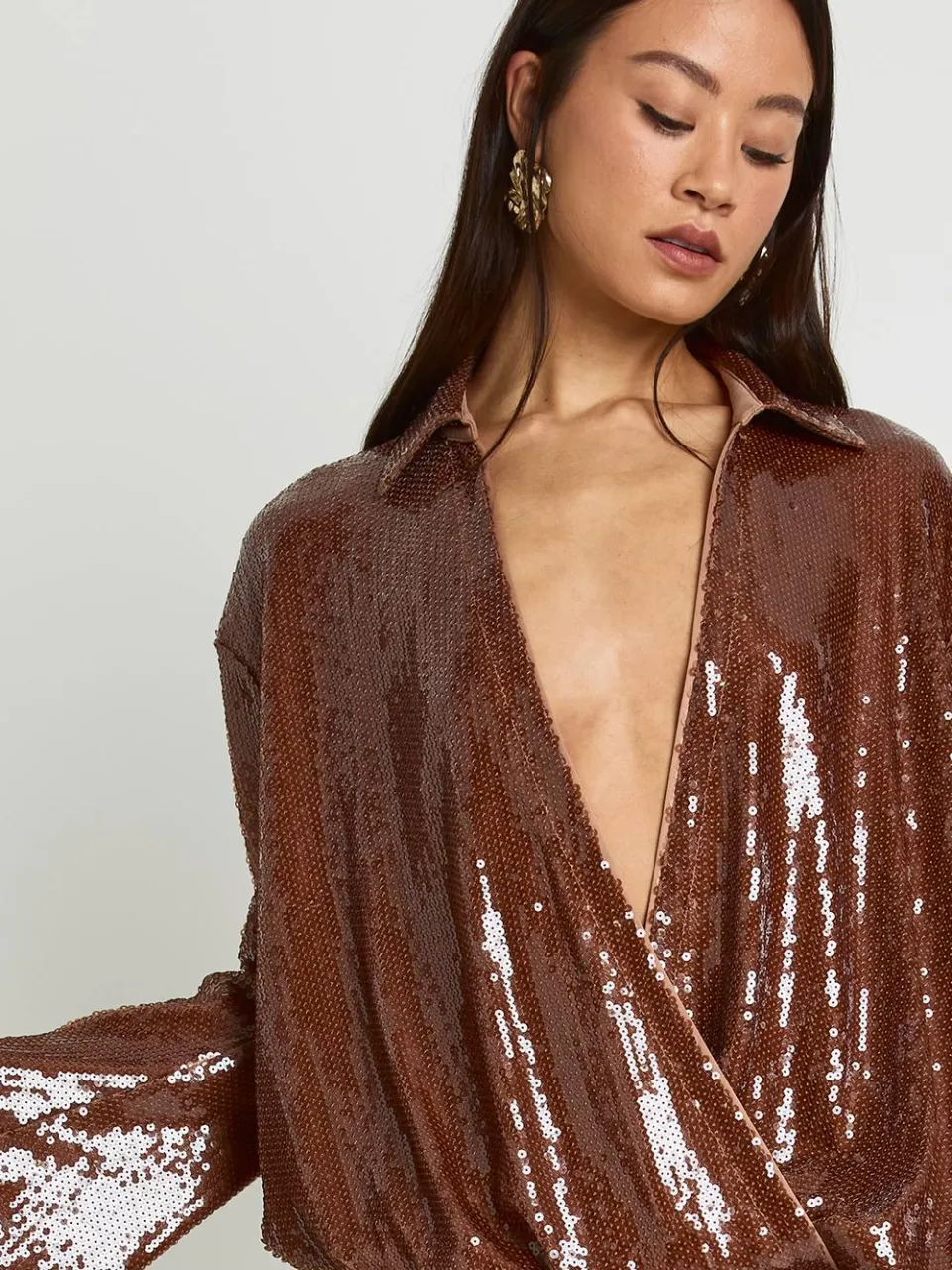 boohoo Dames Lange pailletten gedrapeerde shirtjurk met uitlopende mouwen chocoladebruin, foto 4