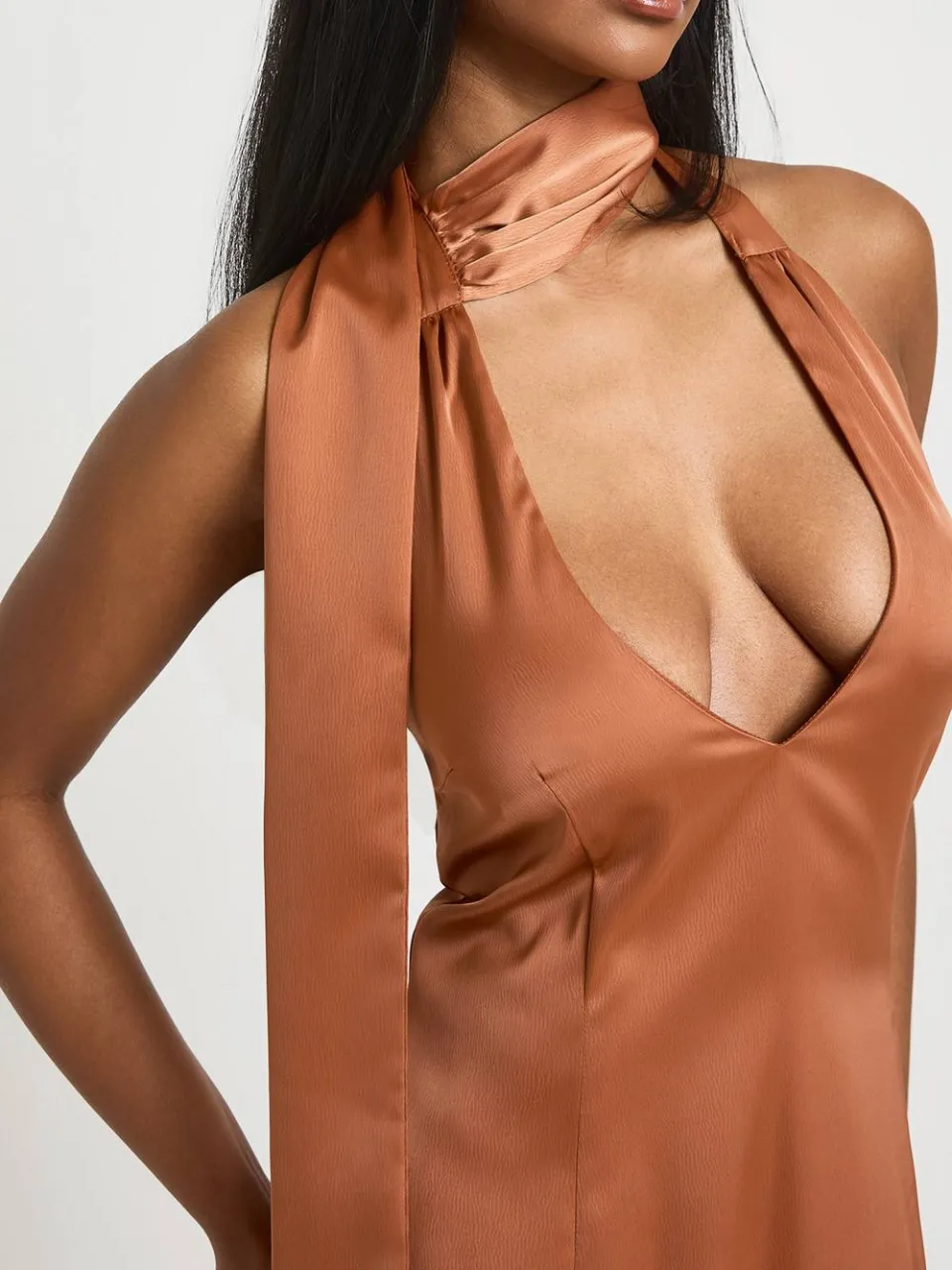 boohoo Dames Satijnen Diepe Hals Maxi Jurk Met Nekstrik roest, foto 4
