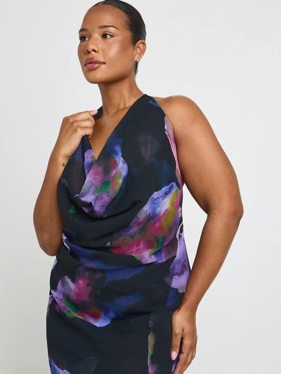 boohoo Dames Plus Bedrukte Maxi Jurk Met Waterval Halslijn violet, foto 4
