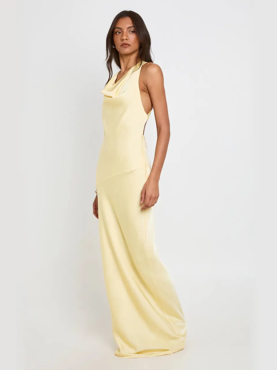 boohoo Dames Lange Satijnen Maxi Jurk Met Gedrapeerde Rug citroen, foto 3