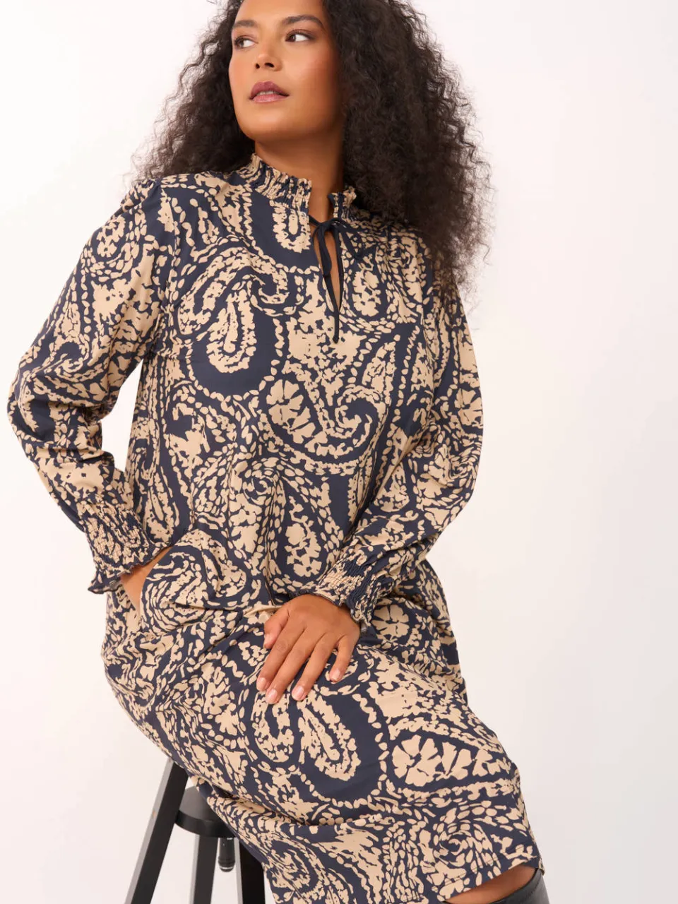 Plus Basics Plus-lijn jurk met smockwerk en print - donkerblauw/beige, foto 5