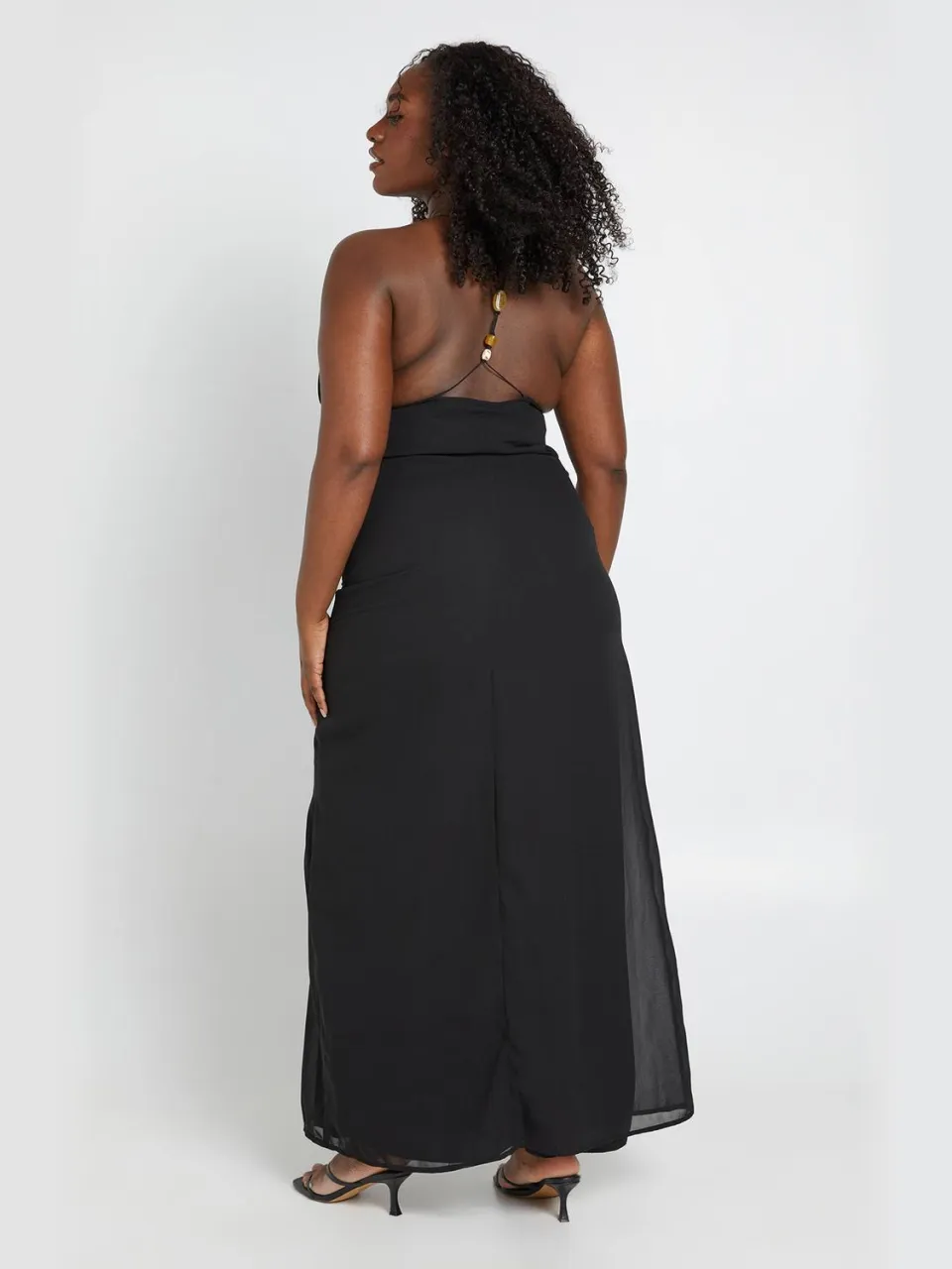 boohoo Dames Plus Hoge Waterval Halslijn Open Rug Kralendetail Maxi Jurk zwart, foto 2