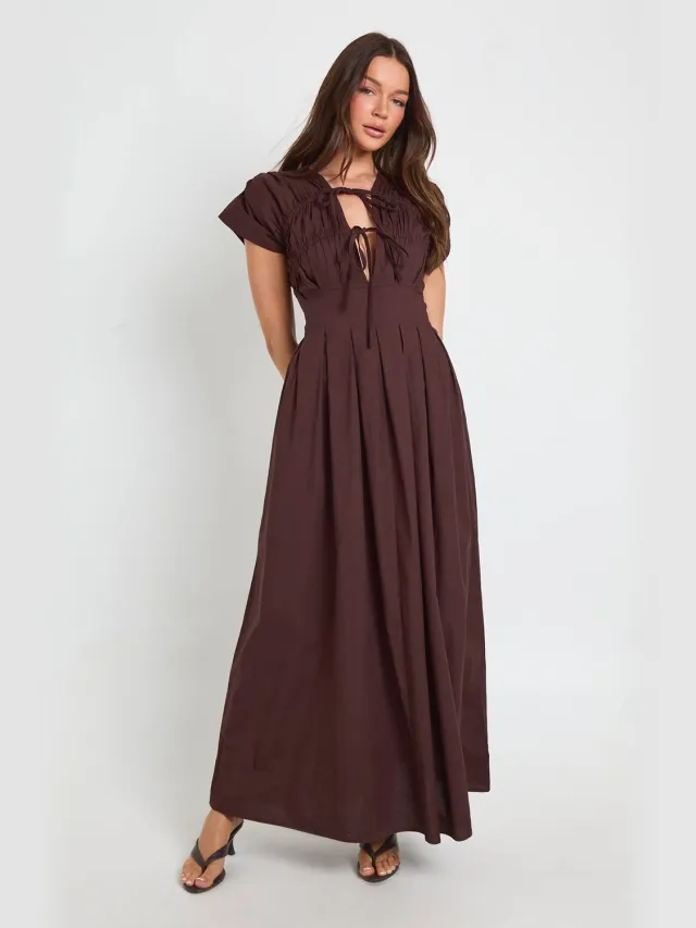 boohoo Dames Katoenen Popeline Maxi Jurk Met Gerimpeld Detail En Strikceintuur Chocoladebruin