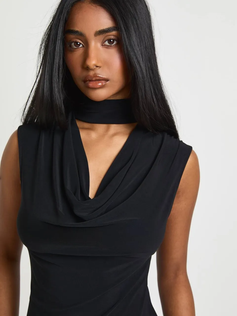 boohoo Dames Slinky Diep Uitgesneden Mini Jurk met Sjaal Detail zwart, foto 4