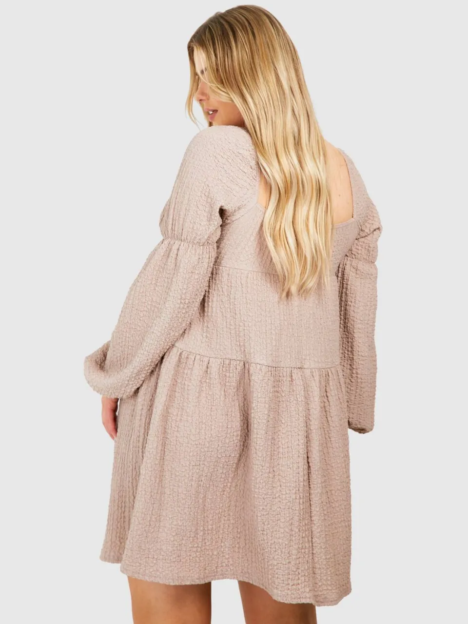 boohoo Dames Plus Getextureerde Getrapte Smockjurk light stone, foto 2
