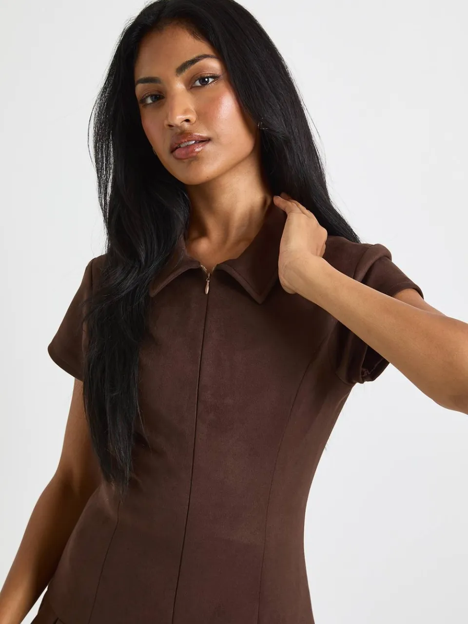 boohoo Dames Nep suede geplooide zoom mini-jurk chocoladebruin, foto 4
