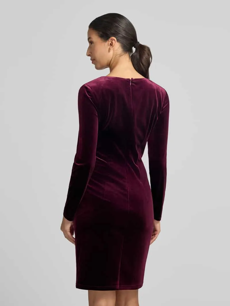 Christian Berg Woman Selection Knie-lange jurk van fluweel met knoopdetail Aubergine