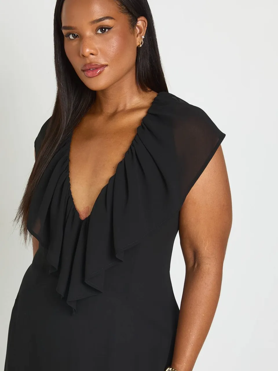 boohoo Dames Plus Chiffon Ruches Plunge Maxi Jurk zwart, foto 4