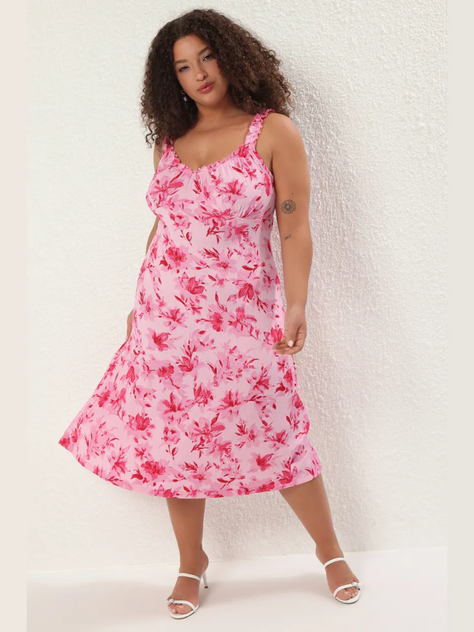 Trendyol Curve Dames Roze Bloemen Midi Mouwloos Casual A-lijn Grote maten Jurk