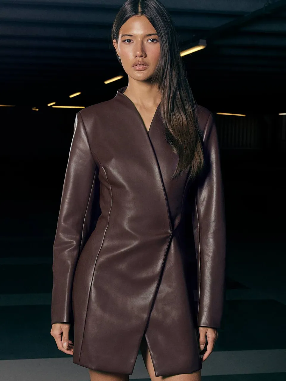 boohoo Dames Premium Leren Look Kraagloze Blazer Jurk chocoladebruin, foto 2