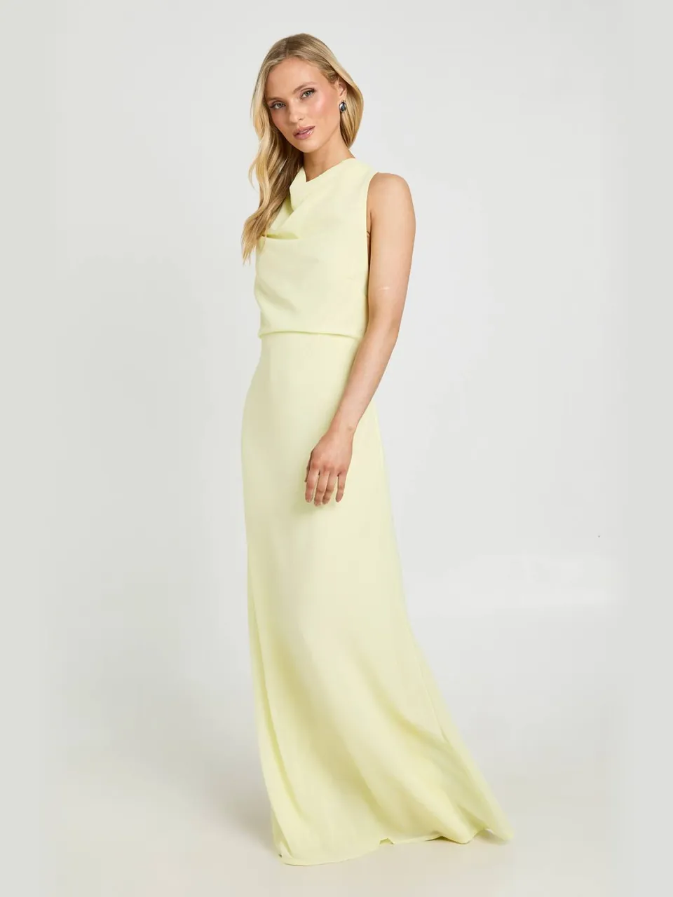 boohoo Dames Petite Chiffon Maxi Jurk Met Hoge Col Hals En Open Rug Citroen