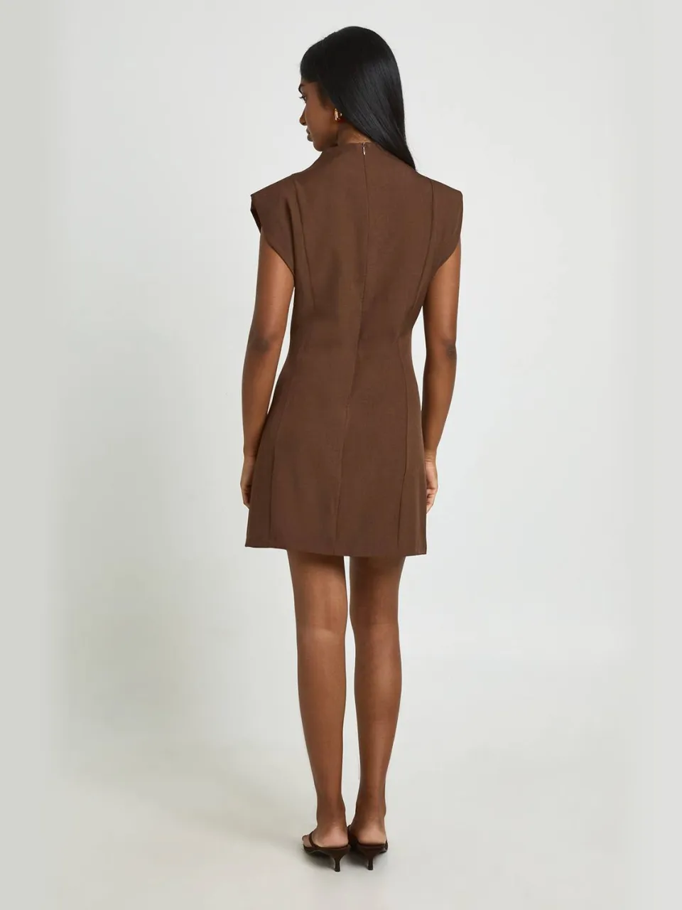 boohoo Dames Getailleerde Mouwloze Asymmetrische Mini-jurk Met Knoopsluiting chocoladebruin, foto 2