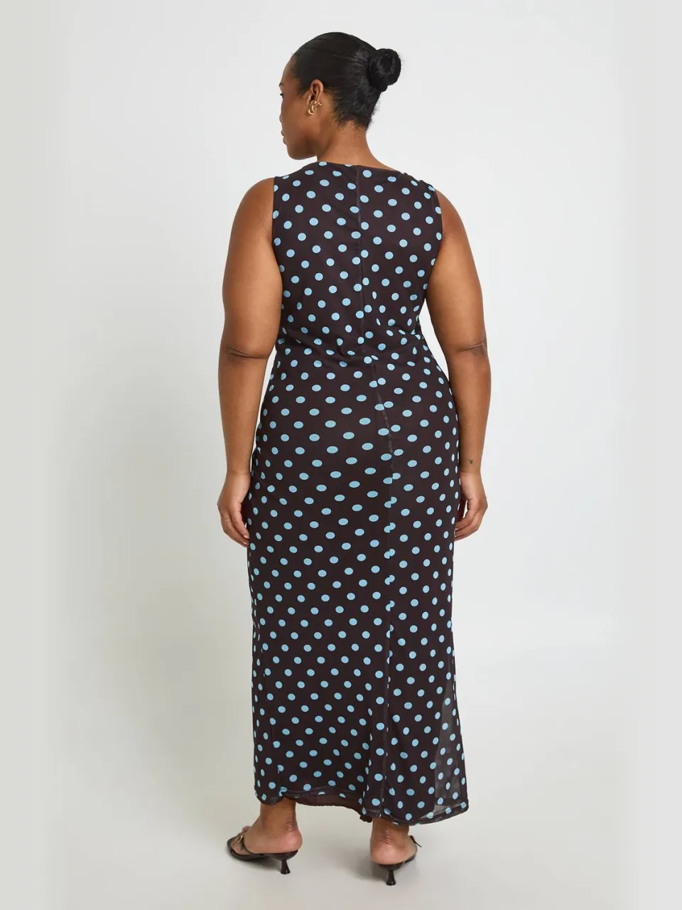 boohoo Dames Plus Polka Dot Mesh Jurk Met Twist Detail Midaxi Lengte chocoladebruin, foto 2