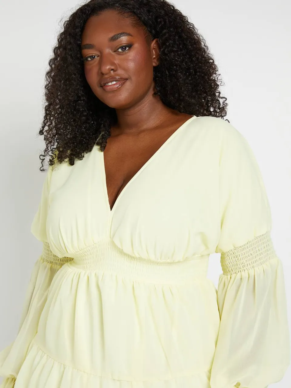 boohoo Dames Plus V-hals Blouson Mouw Volume Smock Jurk citroen, foto 4