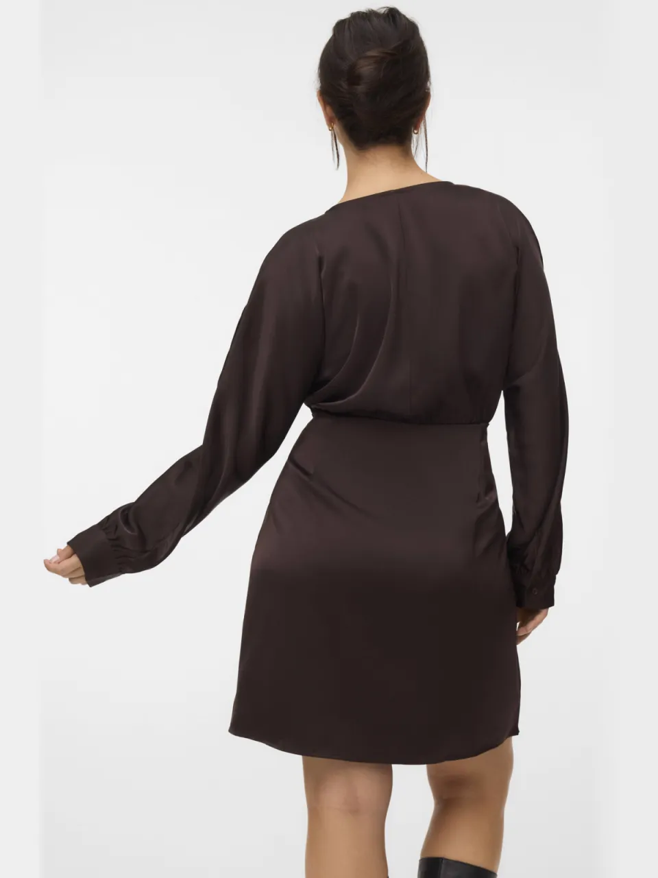 Vero Moda Curve x Wehkamp mini satijnen wikkeljurk Plus Size - donkerbruin, foto 4