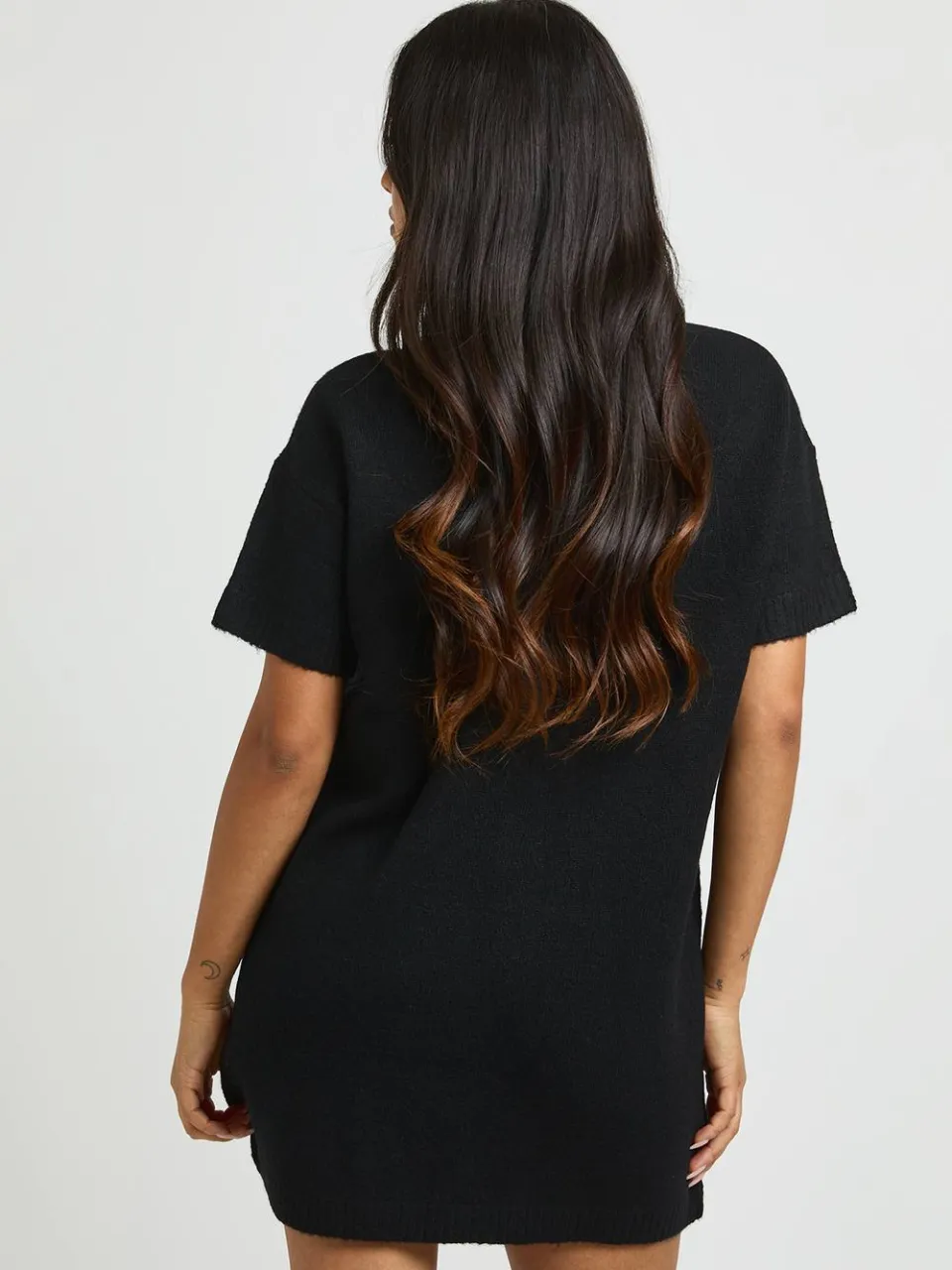 boohoo Dames Petite Gebreide Mini-jurk Met V-hals En Korte Mouwen zwart, foto 3