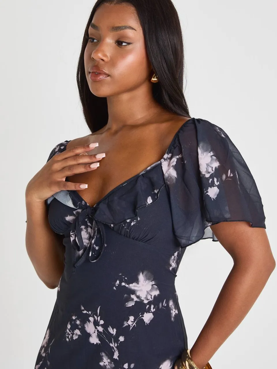 boohoo Dames Bloemenjurk met engelenmouwen in midaxi lengte zwart, foto 3