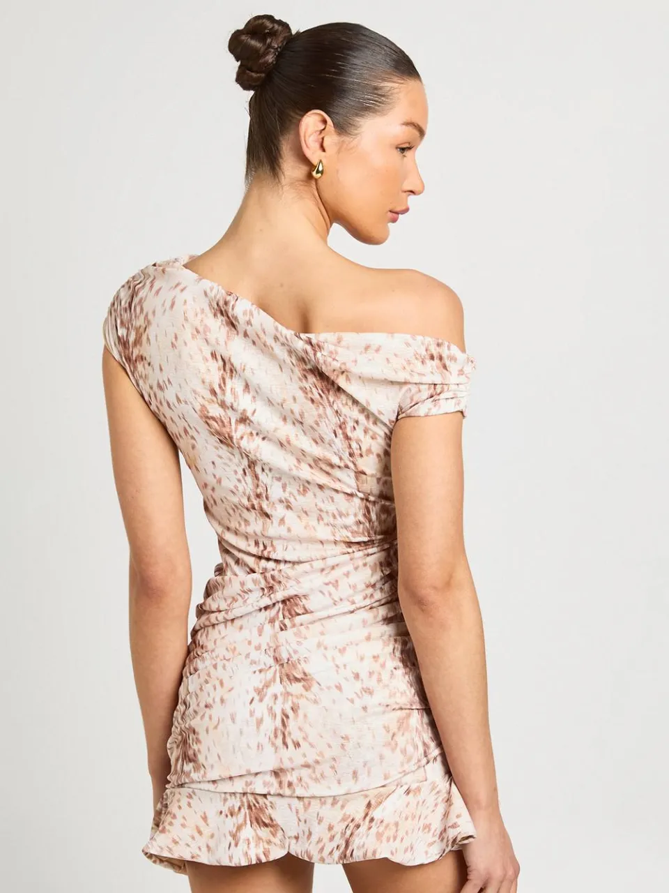 boohoo Dames Asymmetrische Gerimpelde Mini-jurk Met Hertenprint bruin, foto 2