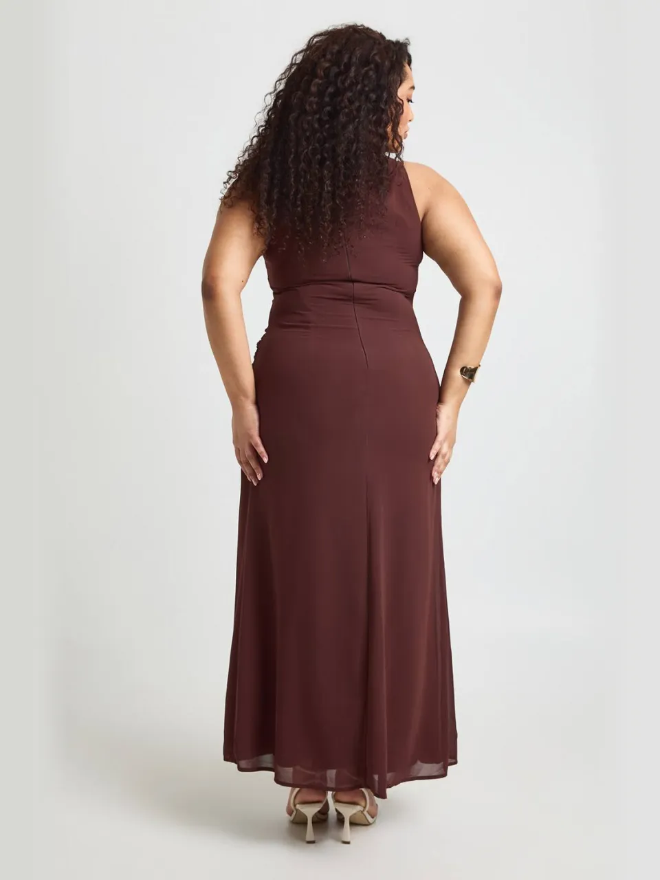 boohoo Dames Plus Cowl Neck Geplooide Rok Maxi Jurk chocoladebruin, foto 2