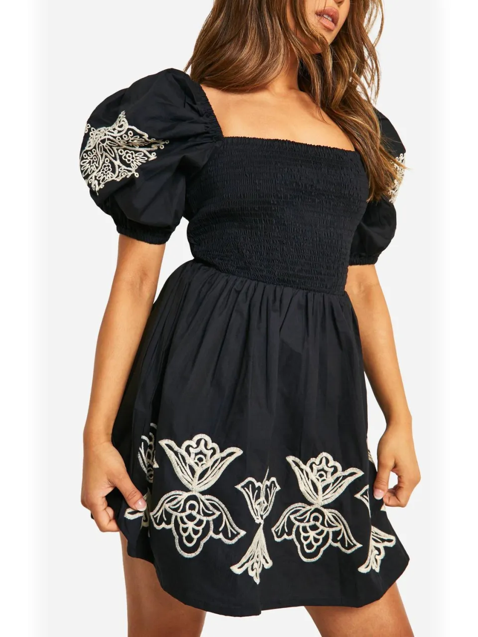boohoo Dames Petite geborduurde mini jurk met puffmouwen zwart, foto 3