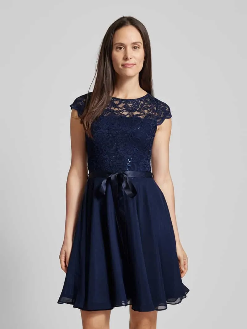 Swing Cocktailjurk met kant en strikceintuur Marineblauw