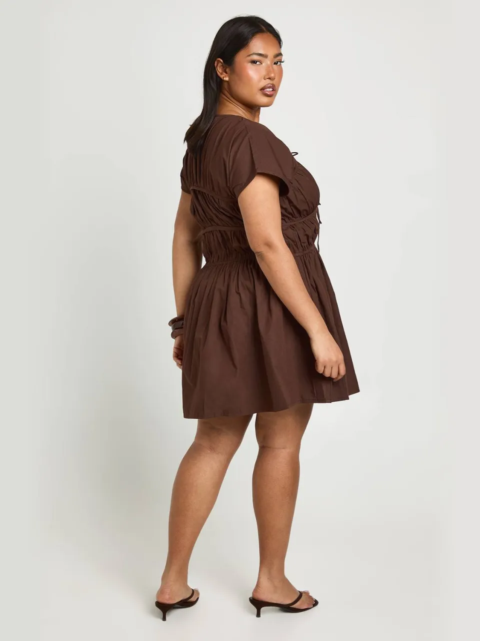 boohoo Dames Plus Katoenen Popeline Gerimpelde Mini Jurk chocoladebruin, foto 2