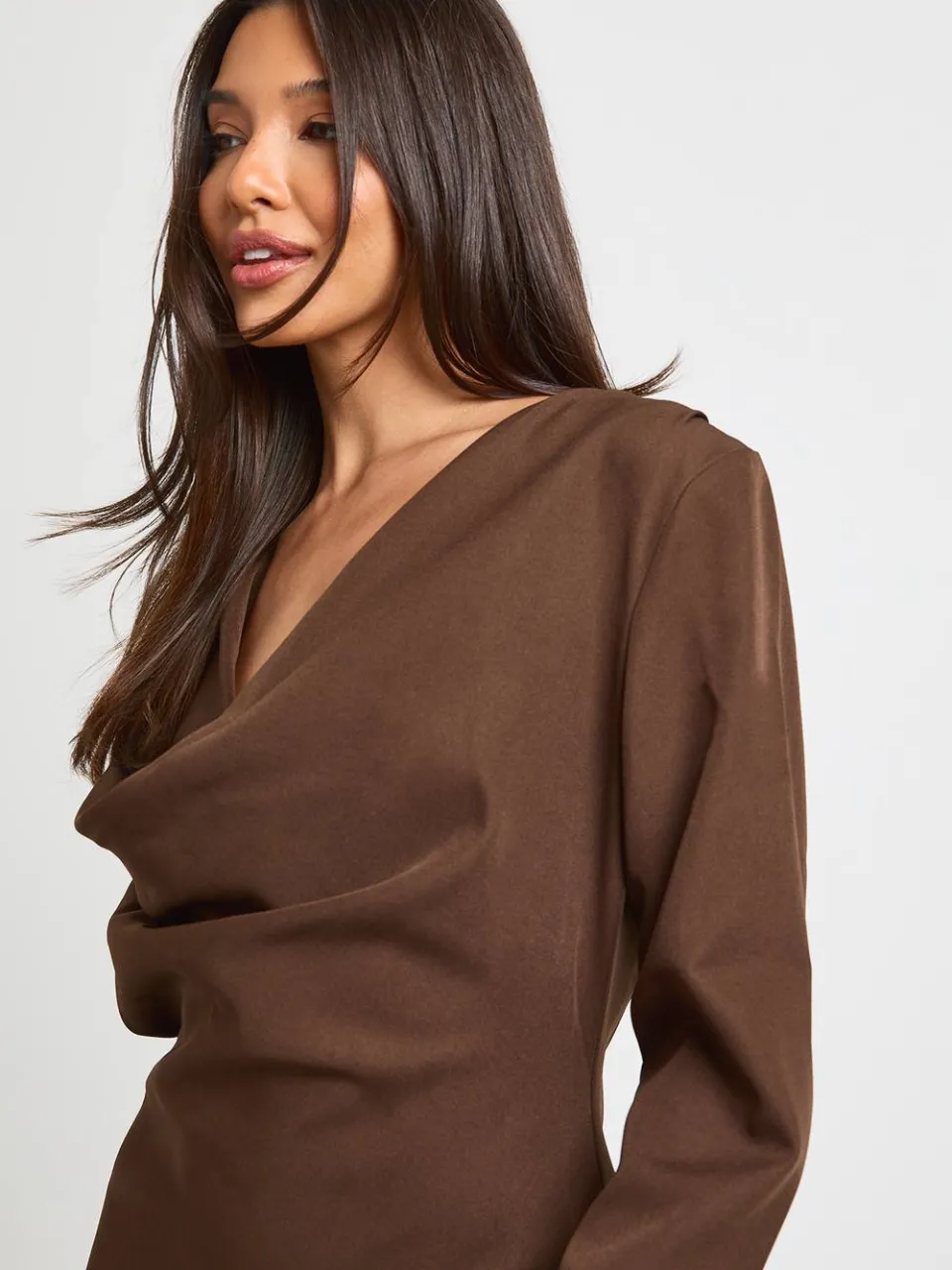 boohoo Dames Mini-jurk Met Waterval Hals En Uitlopende Mouwen chocoladebruin, foto 4