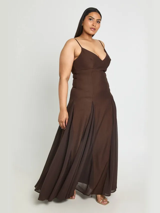 boohoo Dames Plus Godet Zoom Maxi Jurk Chocoladebruin