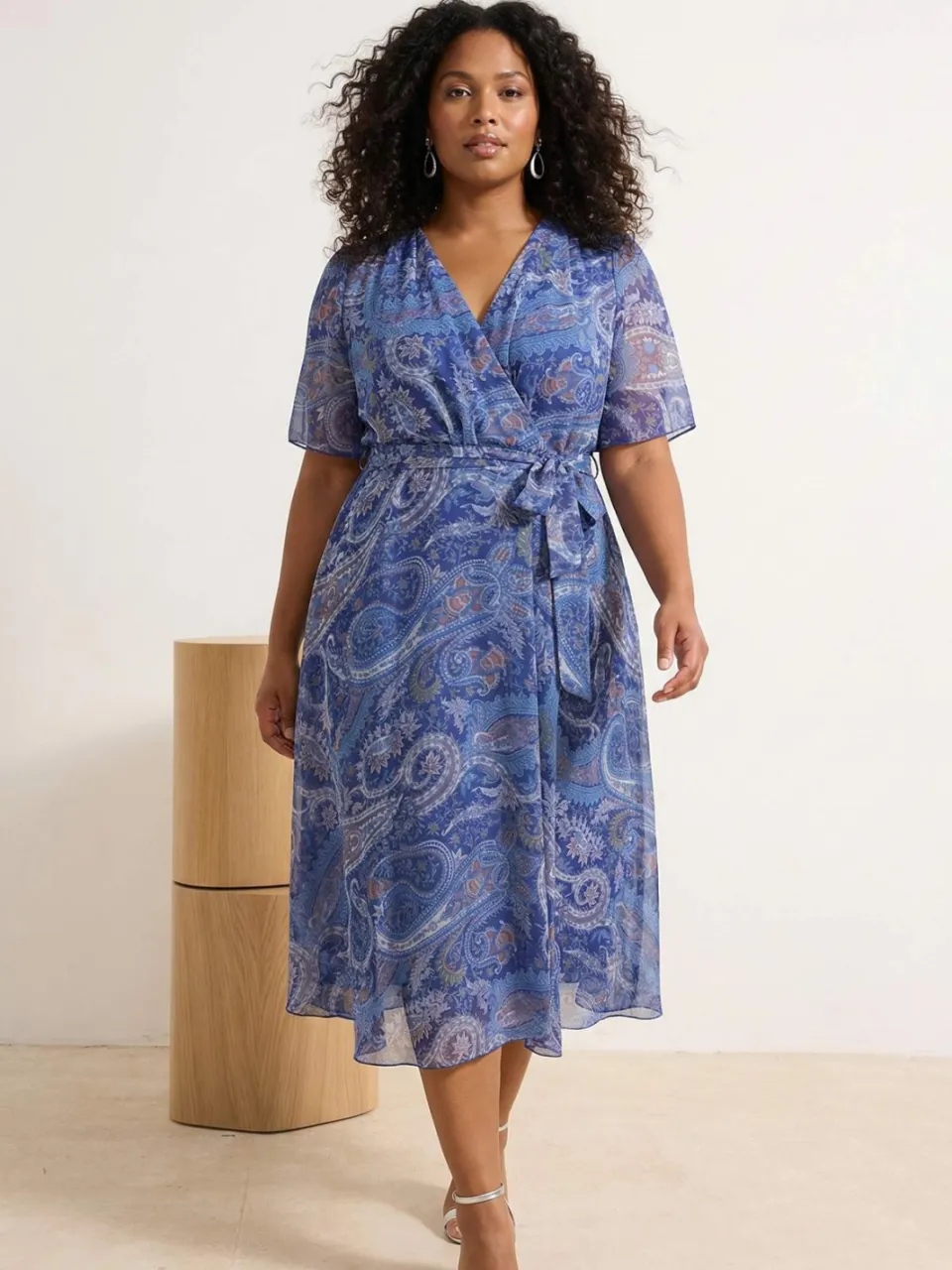 Trendyol Curve Dames Donkerblauw Bloemen Maxi Kort Casual A-lijn Grote maten Jurk Marineblauw/Blauw