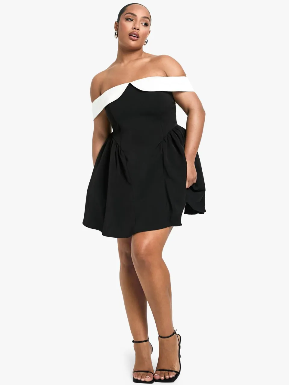 boohoo Dames Plus Contrast Off-shoulder geplooide skaterjurk zwart, foto 3