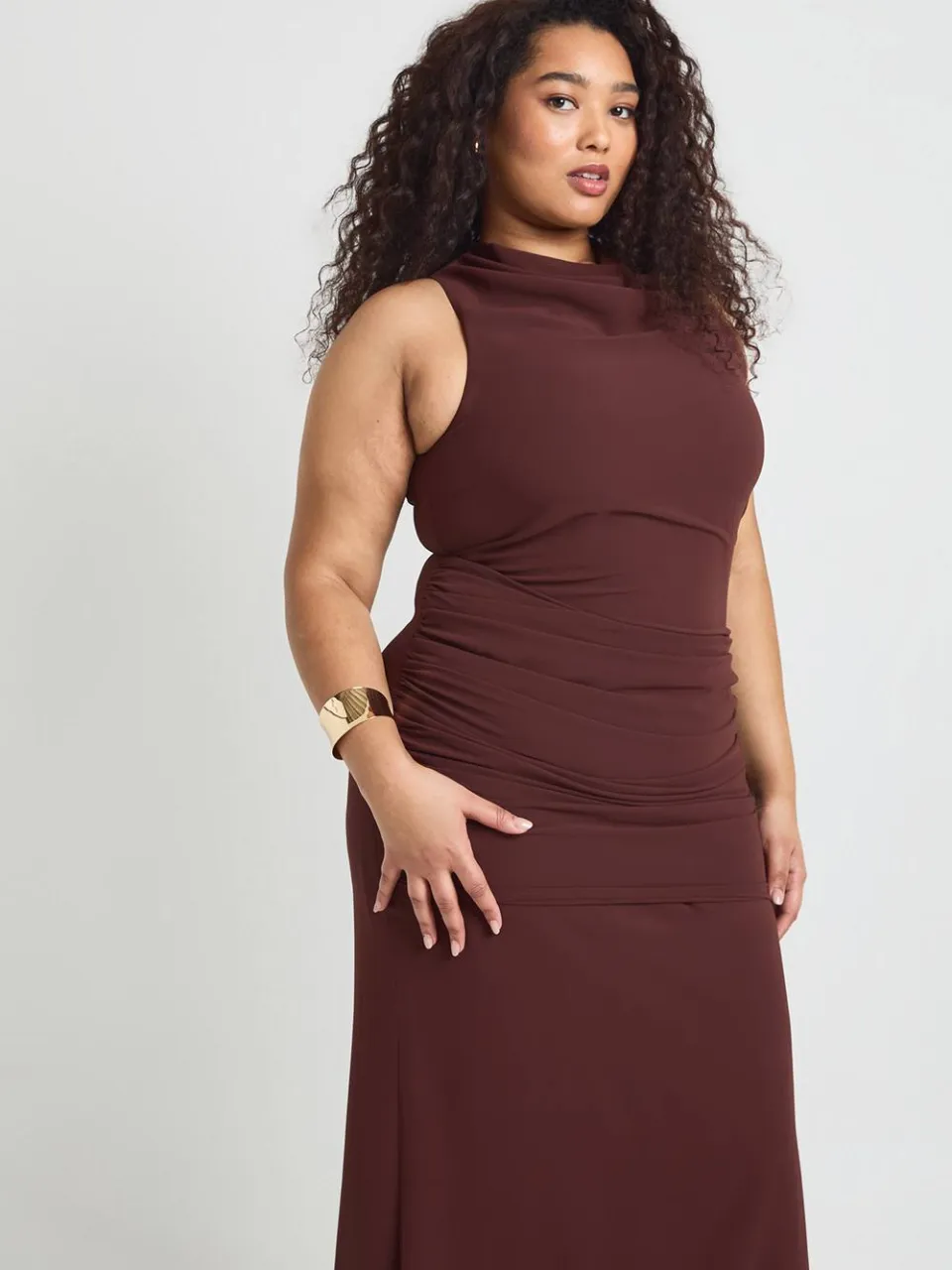 boohoo Dames Plus Cowl Neck Geplooide Rok Maxi Jurk chocoladebruin, foto 3